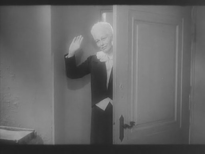 gertrud-waving-goodbye