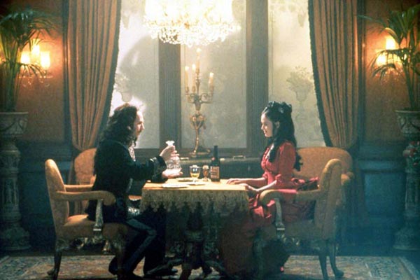 bramstokersdracula-couple-at-table